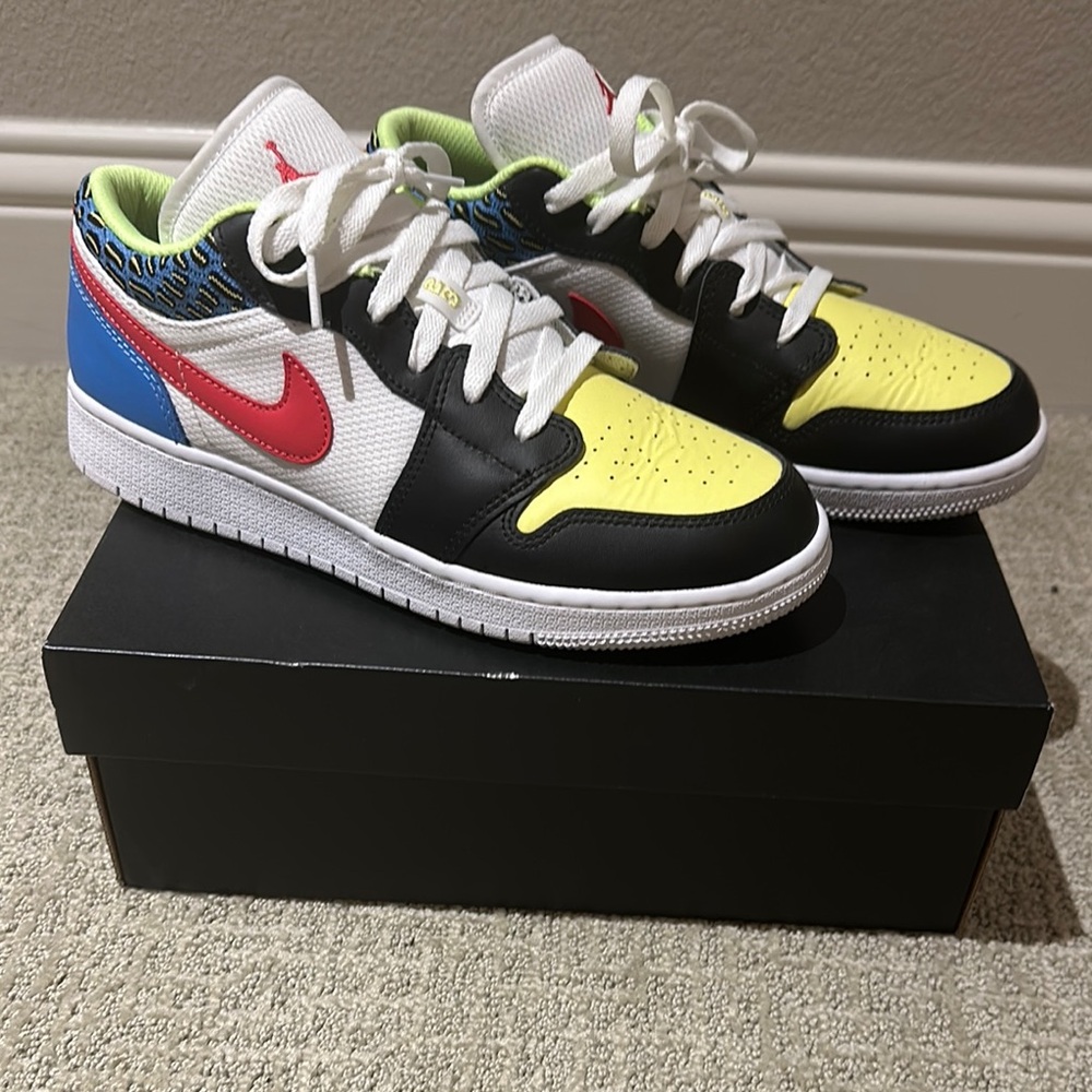 Nike Jordan Low Sneakers Bold Design